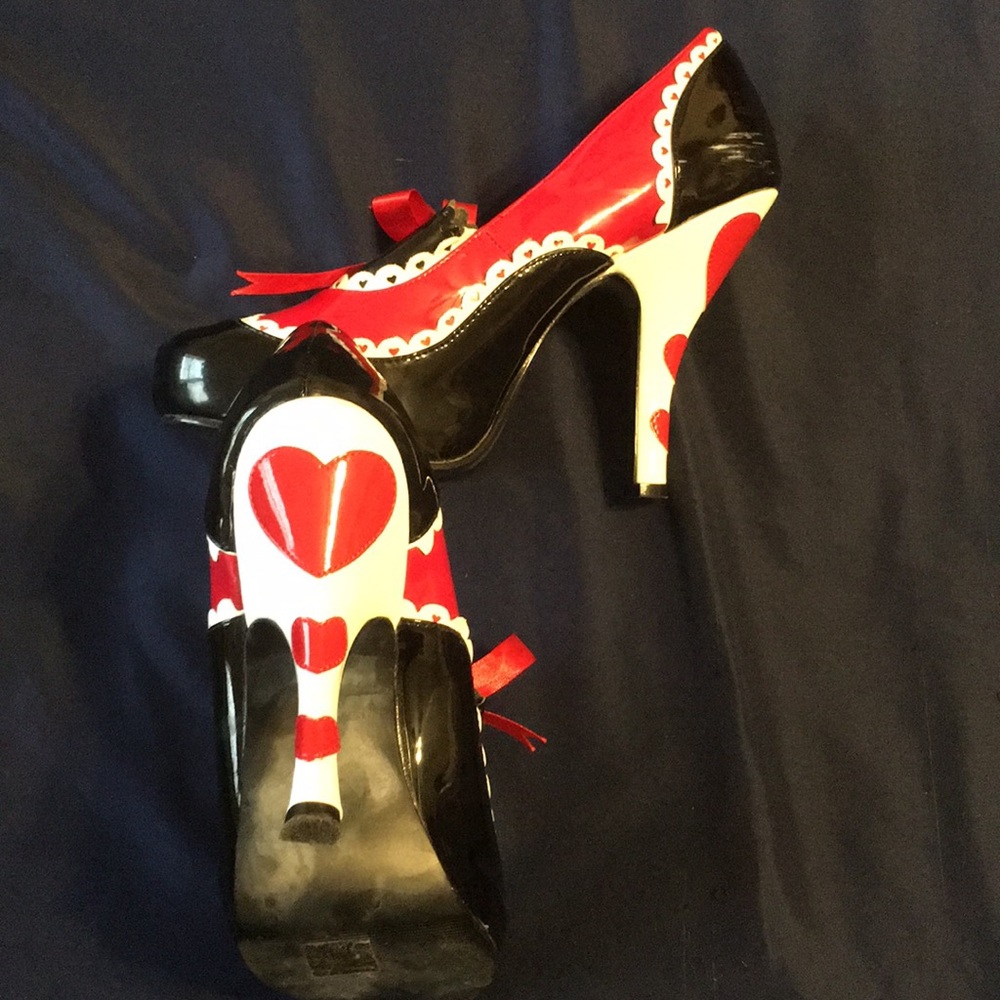 Queen of Hearts Pumps